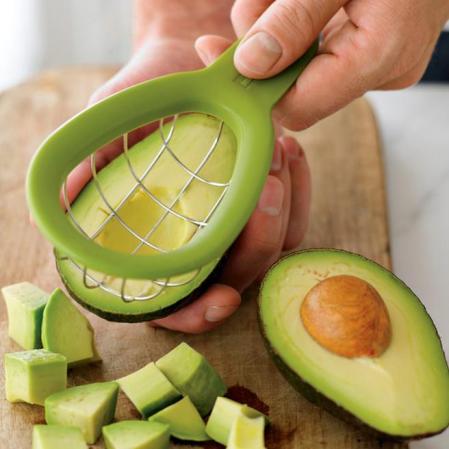 ¿Cuál es la mejor forma de cortar un aguacate sin lastimarse?