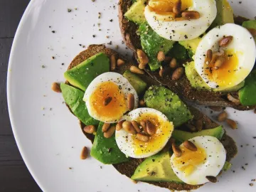 ¿Cómo puedo utilizar aguacates en platos de desayuno creativos?