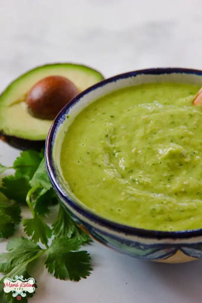 ¿Cómo puedo utilizar aguacates en recetas de salsas y aderezos?