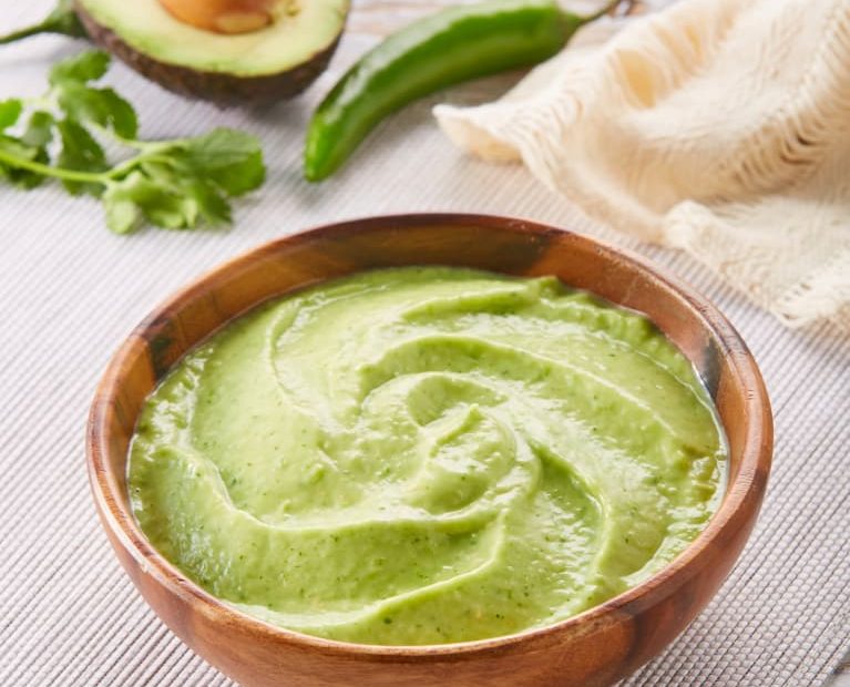 ¿Cuál es la mejor forma de emulsionar aguacate en salsas?